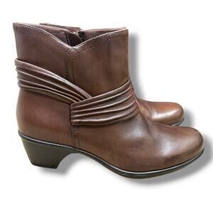 Clarks Bendables NWOT Wish Mood Brown Leather Ankle Block Heel Zip Boots 8.5M